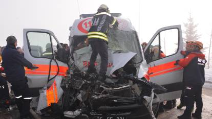 Kaza ihbarına giden ambulans, TIR'a çarptı; 3 sağlık görevlisi yaralı