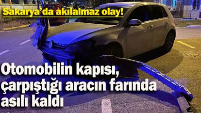 Sakarya’da akılalmaz olay: Otomobilin kapısı, çarpıştığı aracın farında asılı kaldı