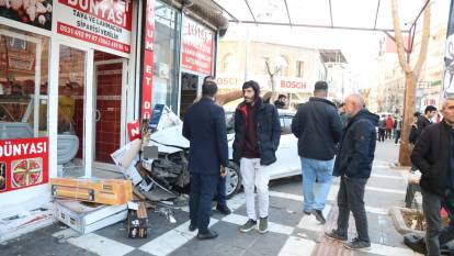 Kaza yaparak savrulan otomobilin çarptığı baba ve oğlu yaralandı