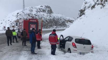 Adıyaman'da araçta mahsur kaldılar! Donma tehlikesi geçiren aile...