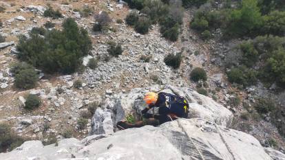 Burdur'da dağlık alanda mahsur kalan keçileri AFAD ekipleri kurtardı