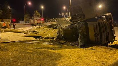 Isparta'da TIR refüje devrildi: Sürücü ağır yaralı