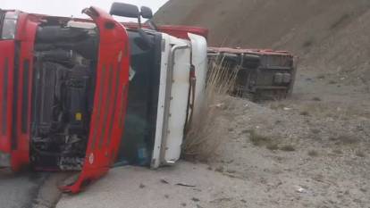 Beyaz eşya yüklü tır devrildi, sürücü yaralandı