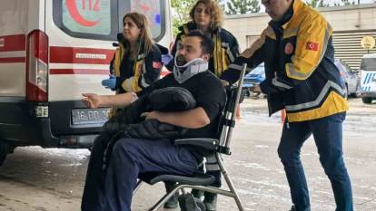 Yağışlı havada kaza: Otomobil kamyona çarptı