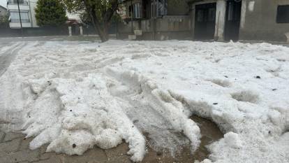 Sivaslı'da sağanak ve dolu caddeleri beyaza büründü