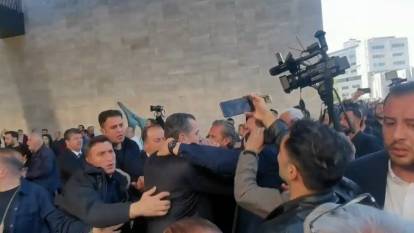 Özgür Özel'e AKM'de Yumruklu Saldırı