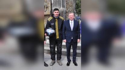 Vali Polat, Kurallara Uyan Kuryelere Kask Hediye Etti