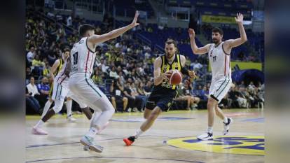 Fenerbahçe Beko, Karşıyaka'yı 78-67 yenerek liderliği garantiledi