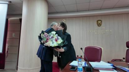 Ali Demirçalı, Anneler Günü'nde kadın meclis üyelerini çiçeklerle kutladı