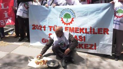 TÜİK önünde emekli protestosu: 'Hakkımızı istiyoruz, insanca yaşamak istiyoruz'