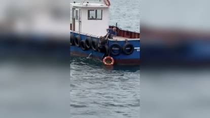 Kartal'da vapurdan denize düşen kadın, balıkçı teknesi tarafından kurtarıldı