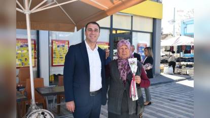 Beylikova Belediyesi Anneler Günü'nde bin çiçeği annelere hediye etti