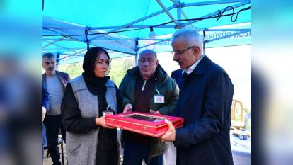Bakan Uraloğlu, Şehit Piyade Uzman Onbaşı Berat Mecit Day'ın ailesine taziye ziyaretinde bulundu