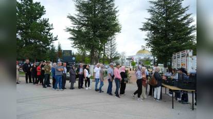 Eskişehir Büyükşehir Belediyesi’nden Anneler Günü’nde anlamlı jest: Binlerce çiçek ücretsiz dağıtıldı
