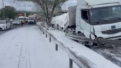 Zeytinburnu'nda TIR kazası: Toz alçı yola saçıldı