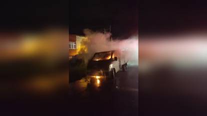 Samsun'da Park Halindeki Kamyonet Alev Aldı
