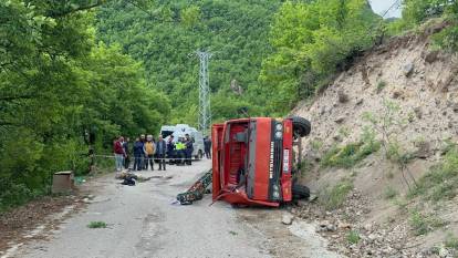 Şavşat'ta sondaj kamyonu devrildi: 1 ölü, 2 yaralı