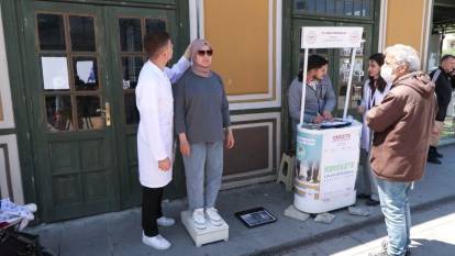 Bakırköy'de 'İdeal Kilonu Öğren, Sağlıklı Yaşa' projesi kapsamında vatandaşların boy ve kilo ölçümleri yapıldı