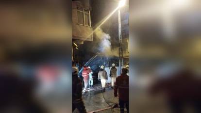Ümraniye'de gecekondu yangını: Otomobil kullanılamaz hale geldi