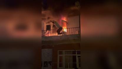 Kocaeli'de korku dolu anlar: Komşu, yangın söndürmek isterken balkondan atladı
