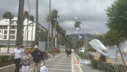 Marmaris'te kuvvetli rüzgar: Tekne turları iptal edildi