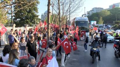 İBB'den 19 Mayıs yürüyüşü: Binlerce kişi Dolmabahçe'den Beşiktaş'a yürüdü
