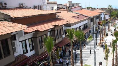 Kuşadası'na 9600 turist akın etti