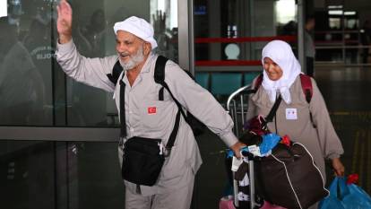 Kutsal topraklardan dönen ilk hacı kafilesi, ilgiyle karşılandı