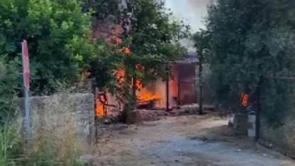 Çıkan yangında prefabrik ev kullanılamaz hale geldi