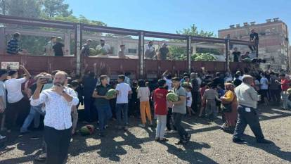 Bedava dağıtılan karpuz izdiham yarattı