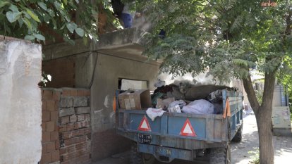 Turgutlu'da çöp ev temizliği: 15 traktör dolusu atık kaldırıldı