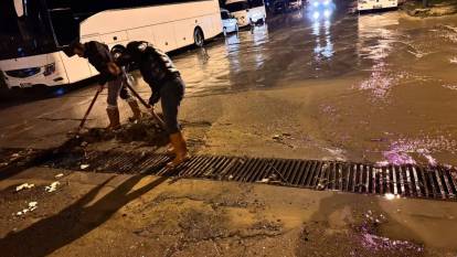 Kuşadası'nda Sel Alarmı: Belediye Ekipleri Sahada