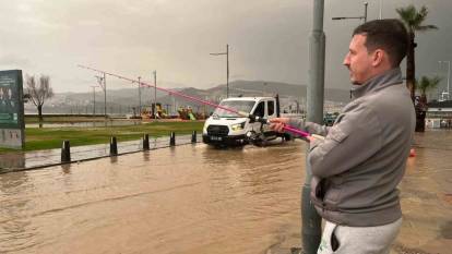İzmir'de Sağanak Yağış Altyapı Sorunlarını Gözler Önüne Serdi