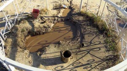 Karaman'da Mezarlıkta Çıkan Şifalı Çamur İlgi Görüyor