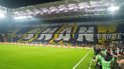 Fenerbahçe Taraftarlarından Şampiyonluk Mesajı: 'İnan Fenerbahçe' Koreografisi