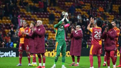 Galatasaray'da Taraftarlar Torreira ve Osimhen ile Galibiyeti Kutladı