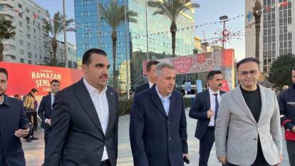 İzmir'de Ramazan Coşkusu: Yüzlerce Kişi Büyük Aile İftarında Buluştu