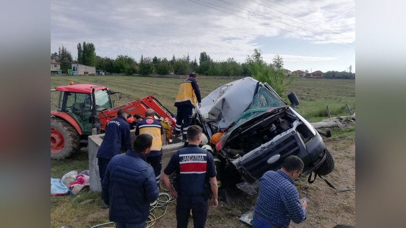 tarim-iscisi-ailenin-minibusu-devrildi-1-olu-3u-cocuk-8-yarali-7095-dhaphoto3.jpg