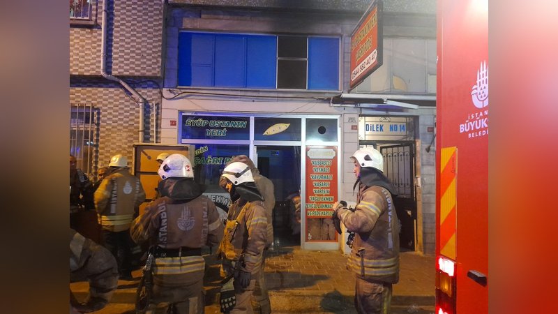 istanbul-fatihte-yangin-cikti-6-kisi-kurtarildi.jpg
