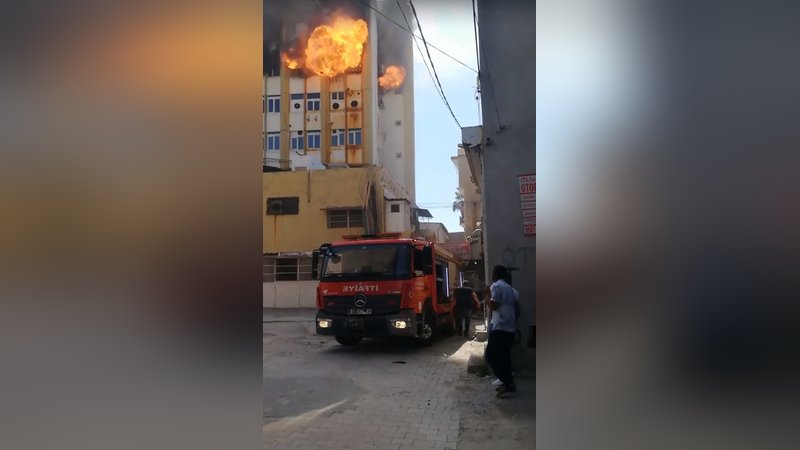 adanada-kuyum-atolyesinde-yangin-ve-patlama-9453-dhaphoto1.jpg