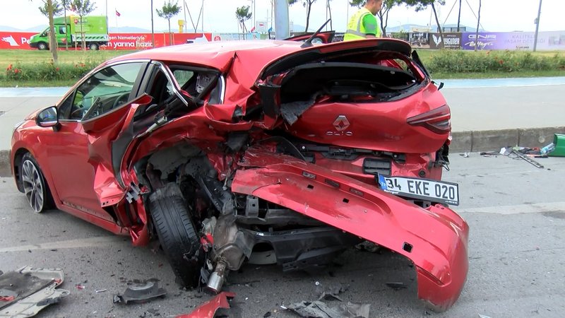 kadikoyde-spor-yapmak-icin-duran-surucunun-otomobiline-carpti-2-yarali-2151-dhaphoto3.jpg