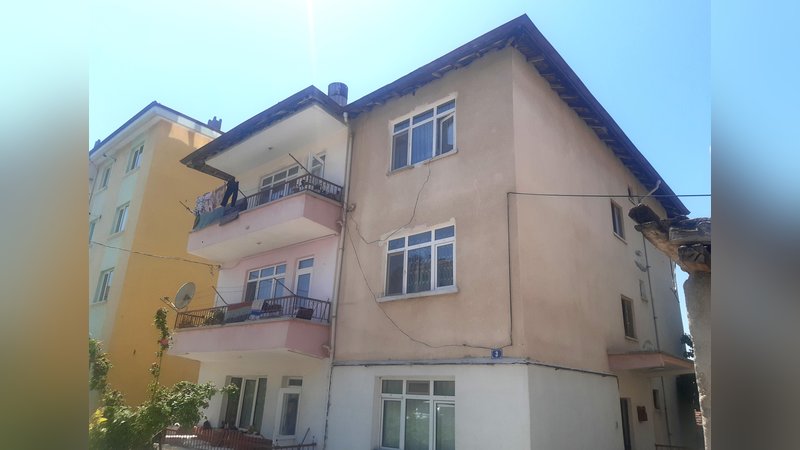 ankarada-2nci-kattan-dusen-3-yasindaki-cocuk-oldu-9586-dhaphoto3.jpg