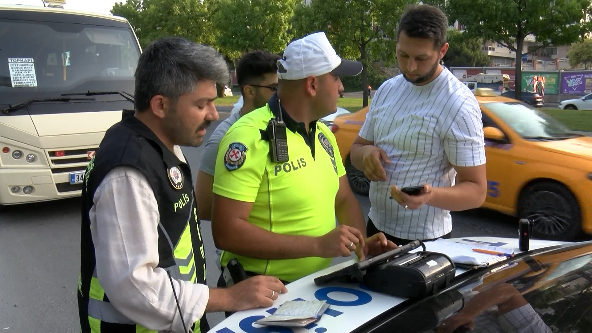 bakirkoyde-polis-yolcu-gibi-bindi-minibusculere-ceza-yagdi-7449-dhaphoto2.jpg