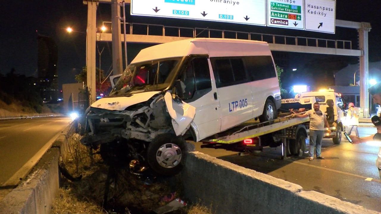 kadikoy-d-100-karayolunda-servis-minibusu-beton-bariyerlere-carpti-4-yarali-4765-dhaphoto1.jpg