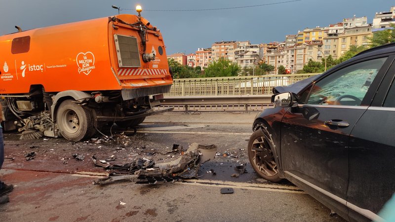 beyoglu-halic-koprusunde-otomobil-yol-temizleme-aracina-carpti-2-yarali-8477-dhaphoto3.jpg