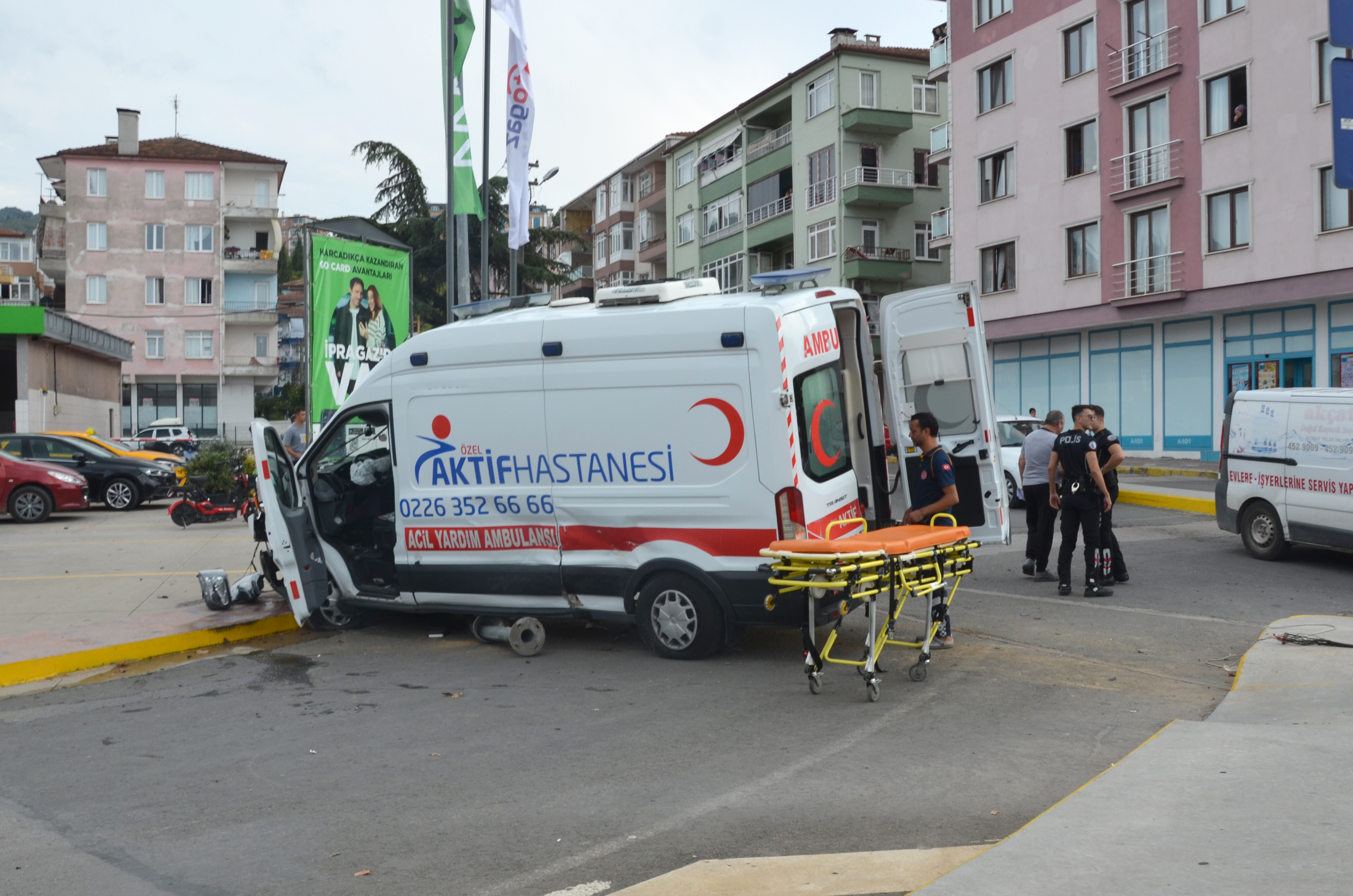 aa-20230905-32079863-32079862-kocaelide-otomobille-carpisan-ambulanstaki-hasta-ile-saglik-gorevlisi-yaralandi.jpg