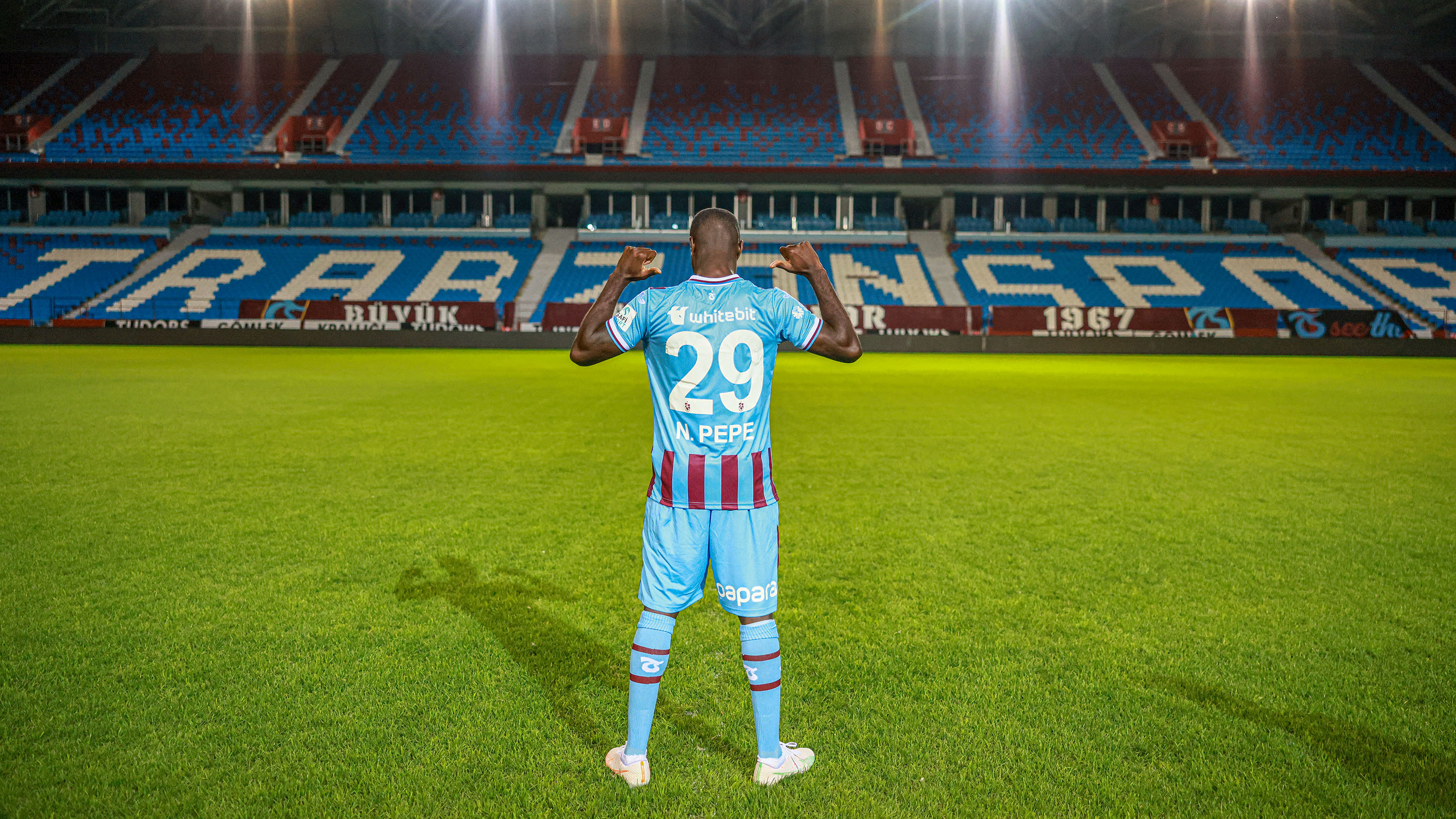 pepenin-forma-numarasini-trabzonspor-taraftarlari-secti-3580-dhaphoto2.jpg