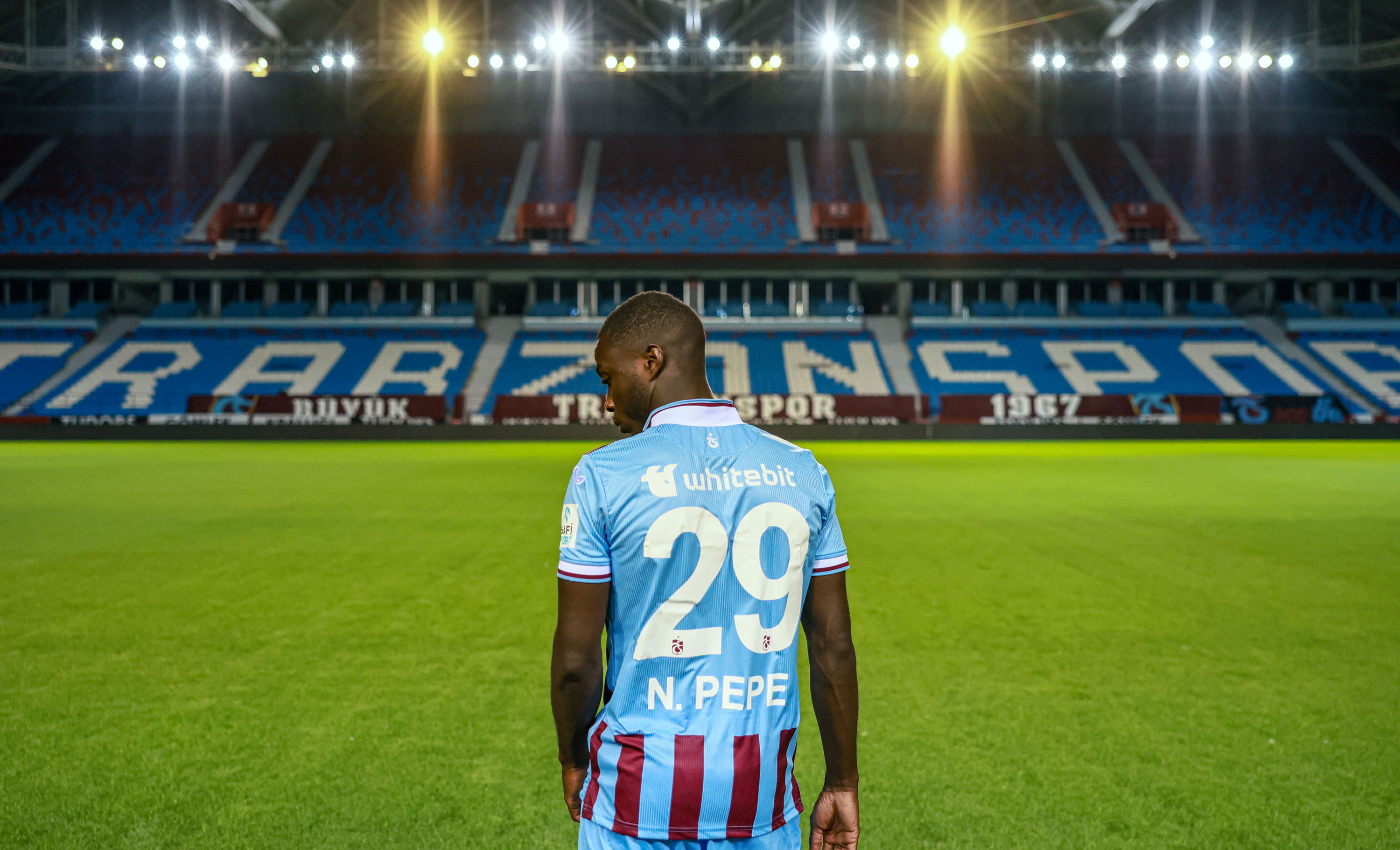 pepenin-forma-numarasini-trabzonspor-taraftarlari-secti-3580-dhaphoto4.jpg