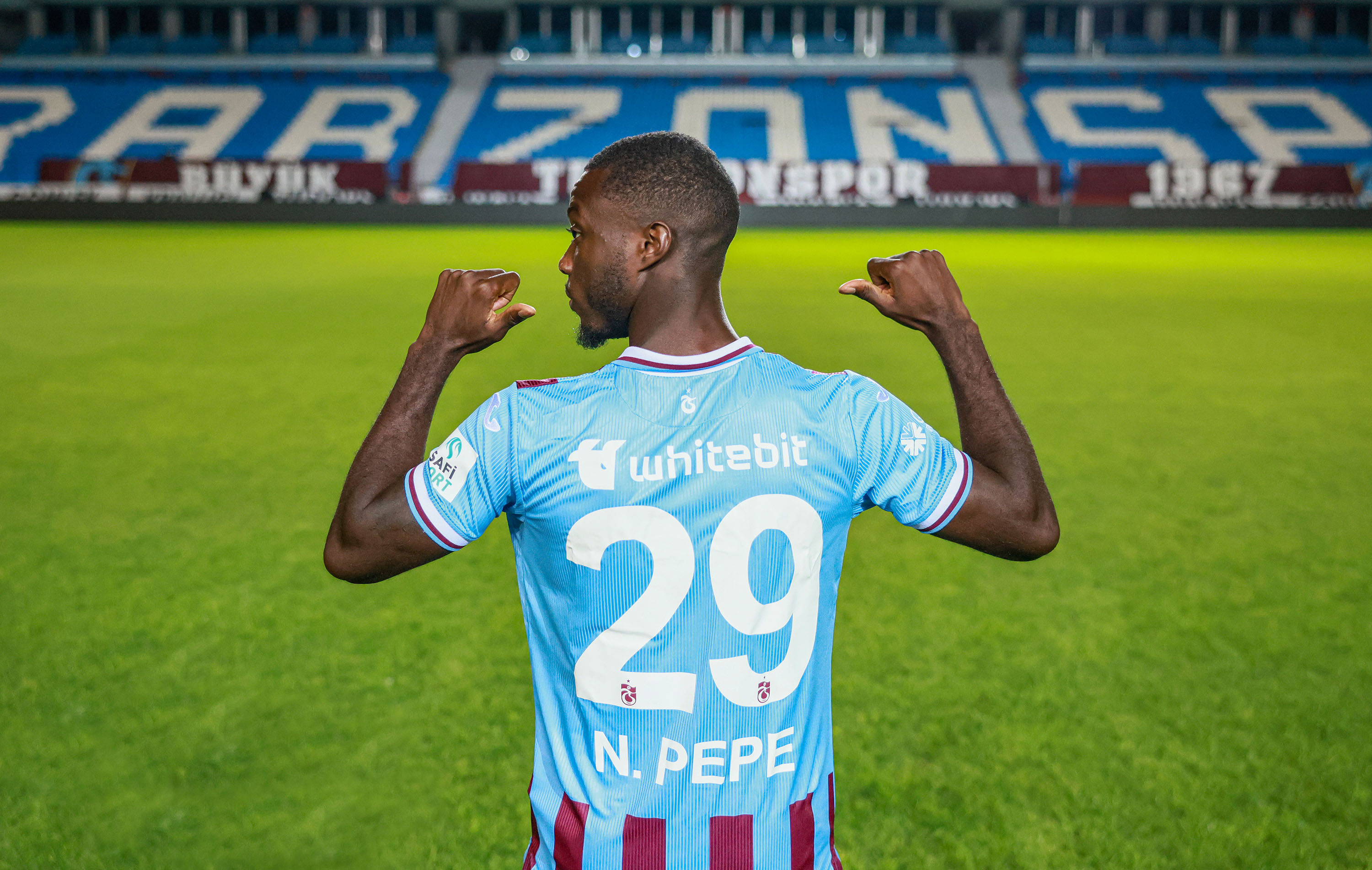 pepenin-forma-numarasini-trabzonspor-taraftarlari-secti-3580-dhaphoto7.jpg