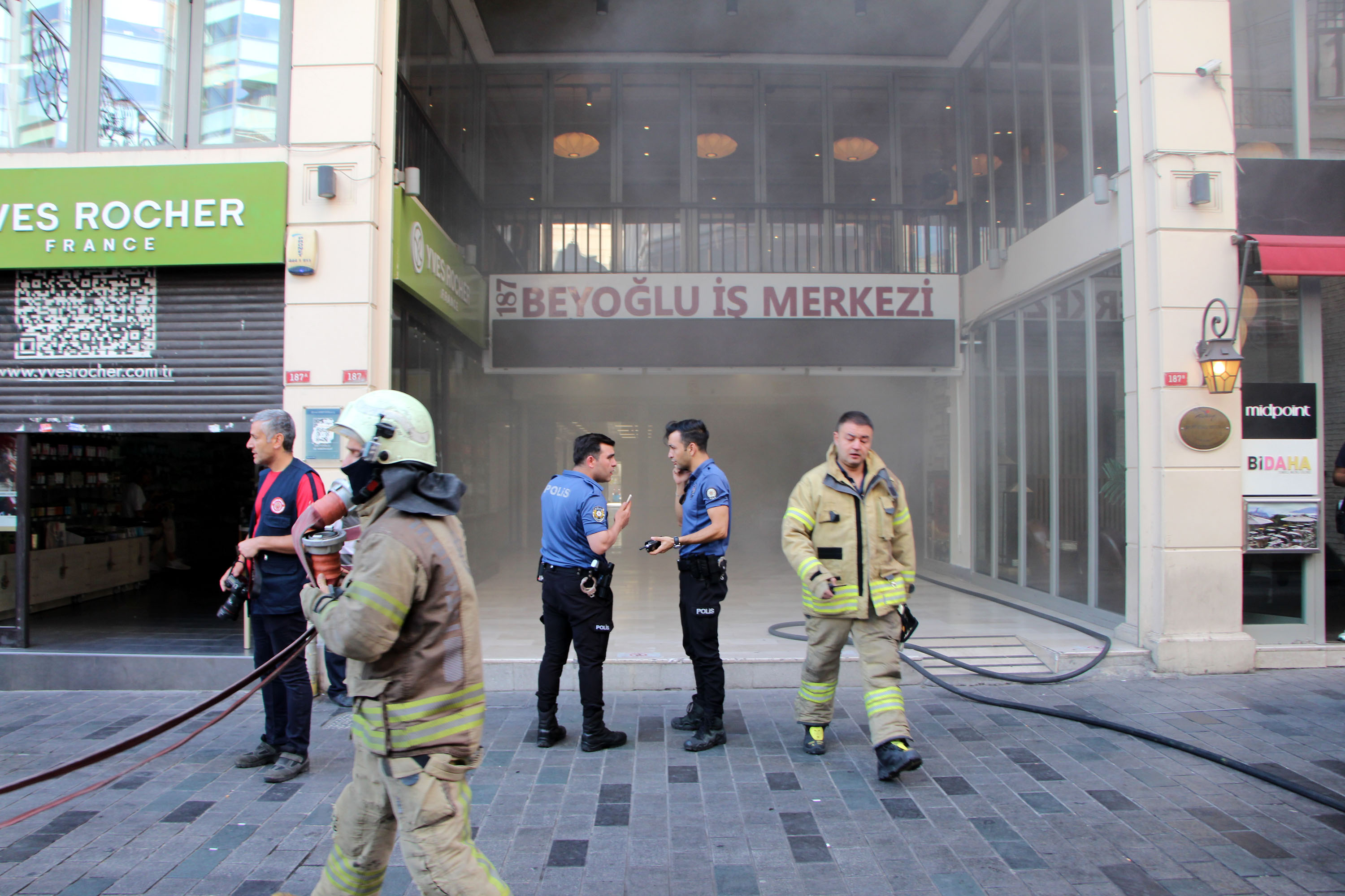 istiklal-caddesinde-8-katli-is-merkezinde-yangin-9446-dhaphoto1.jpg